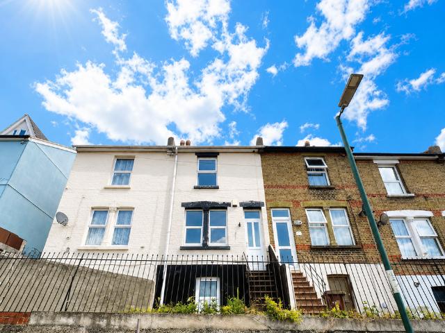 Upper Luton Road, Chatham, ME5 2 bed terraced house to rent £1,200 pcm £277 pw