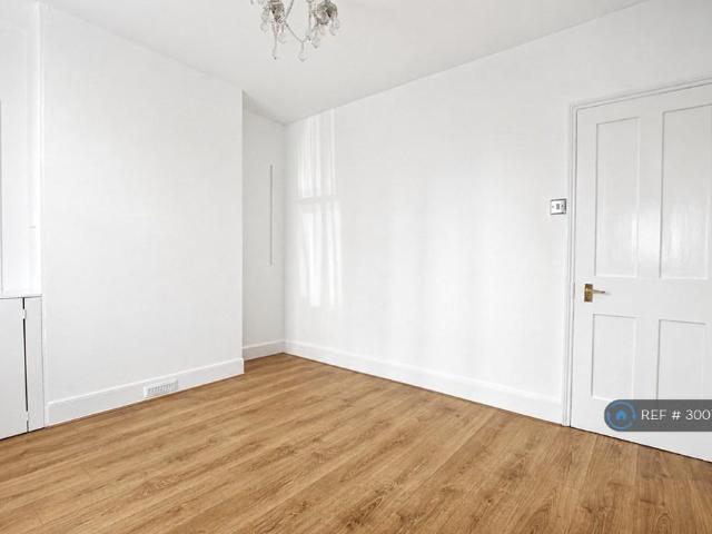 Upper Luton Road, Chatham, ME5 2 bed terraced house to rent £1,200 pcm £277 pw