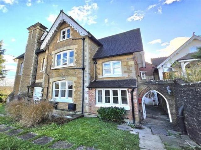 Upper Manor Road, Godalming GU7 1 bed apartment to rent £915 pcm £211 pw