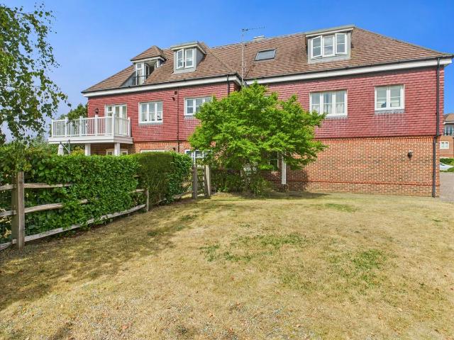 Upper Meadow, Hedgerley Lane, Gerrards Cross, Buckinghamshire SL9, 2 bed flat to rent, £2,300 pcm | PrimeLocation
