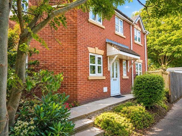 Upper Mersey Road, Widnes, WA8 0DE 3 bed end of terrace house to rent £1,045 pcm £241 pw