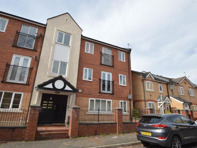 Upper Moss Lane, Hulme, Manchester M15, 2 bed flat to rent, £1,100 pcm | PrimeLocation