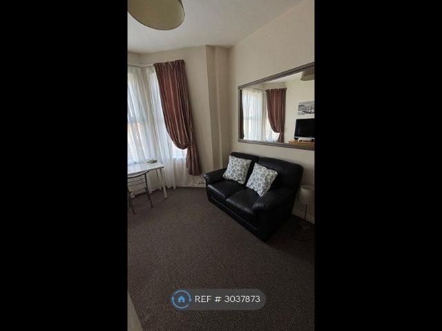 Upper Newtownards Road, Belfast BT4, 1 bed flat to rent, £750 pcm | PrimeLocation