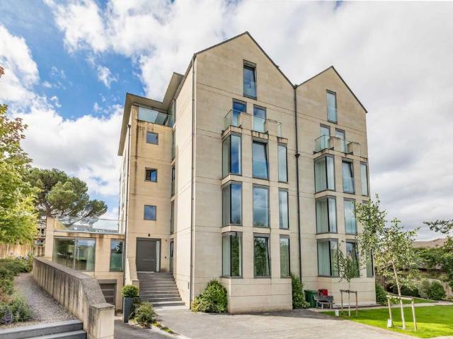 Upper Oldfield Park 2 bed apartment to rent £2,600 pcm £600 pw