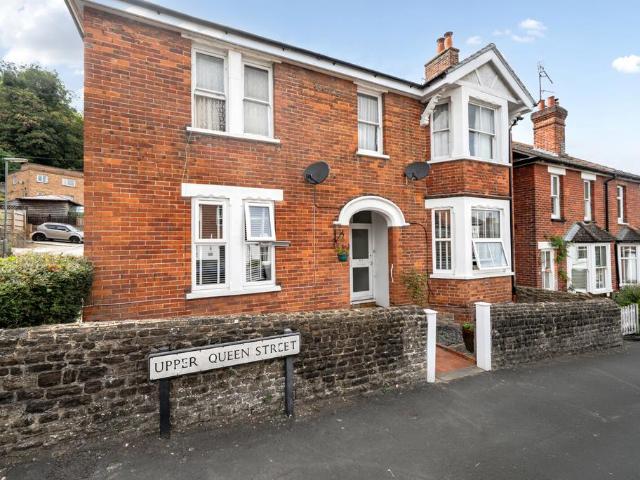 Upper Queen Street, Godalming. 3 bed flat to rent £2,750 pcm £635 pw