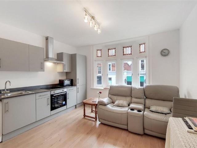 Upper Richmond Road, London, SW15 2 bed flat to rent £3,350 pcm £773 pw