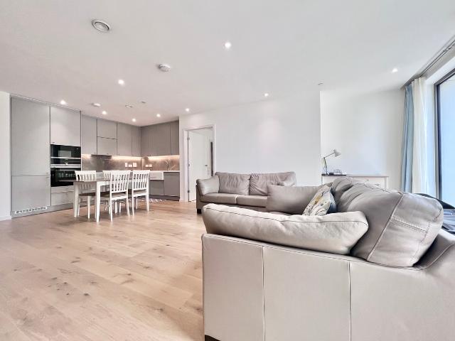 Upper Richmond Road, London SW15, 2 bed flat to rent, £3,500 pcm | PrimeLocation