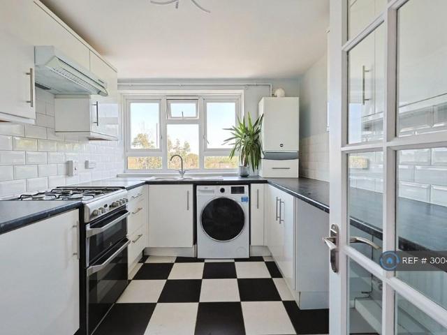 Upper Richmond Road, London, SW15 3 bed flat to rent £2,950 pcm £681 pw