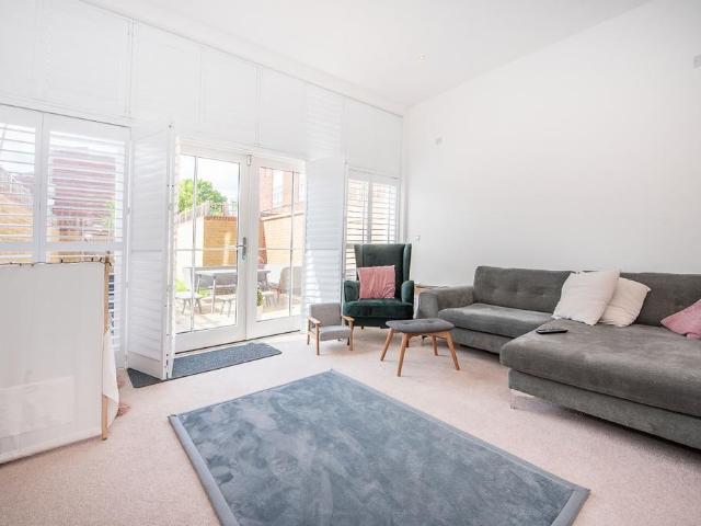 Upper Richmond Road London SW15 6 bed terraced house to rent £6,750 pcm £1,558 pw