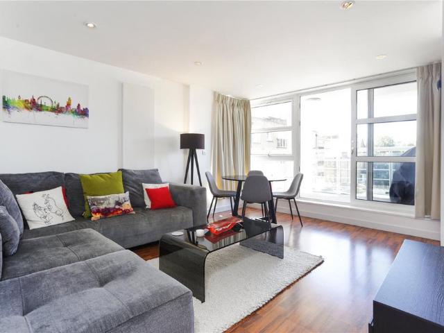 Upper Richmond Road, Putney, London. 2 bed apartment to rent £2,750 pcm £635 pw