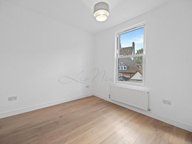 Upper Richmond Road, Putney, SW15 2 bed flat to rent £2,350 pcm £542 pw
