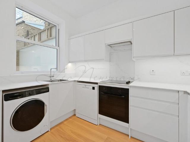 Upper Richmond Road, Putney, SW15 2 bed flat to rent £2,475 pcm £571 pw