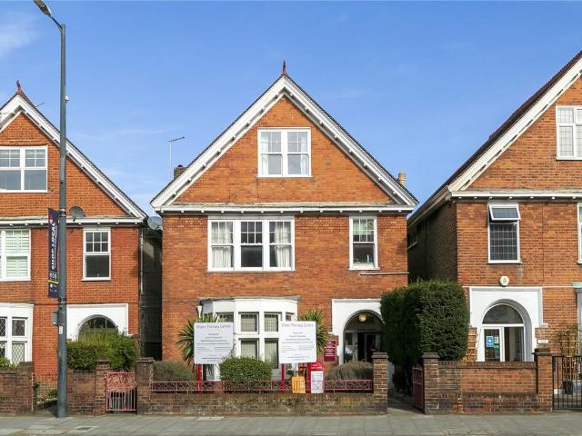 Upper Richmond Road West, East Sheen. 1 bed apartment to rent £1,500 pcm £346 pw