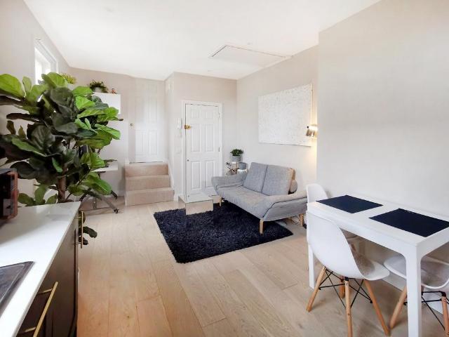 Upper Richmond Road West, East Sheen. 1 bed flat to rent £1,800 pcm £415 pw