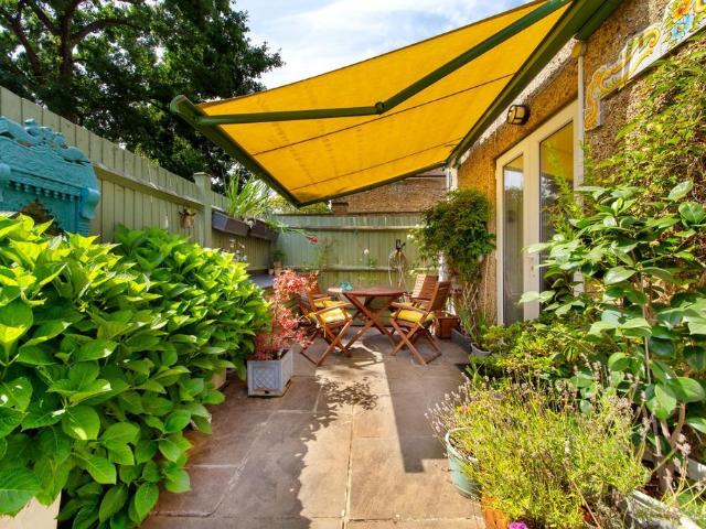 Upper Richmond Road West, East Sheen. 1 bed flat to rent £2,150 pcm £496 pw