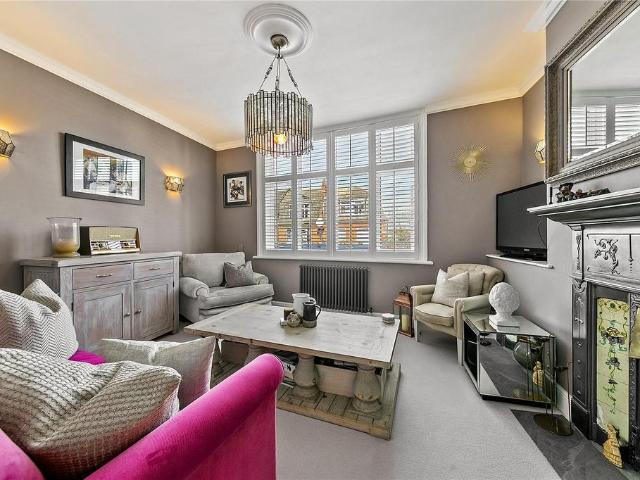 Upper Richmond Road West, East Sheen. 3 bed apartment to rent £2,700 pcm £623 pw