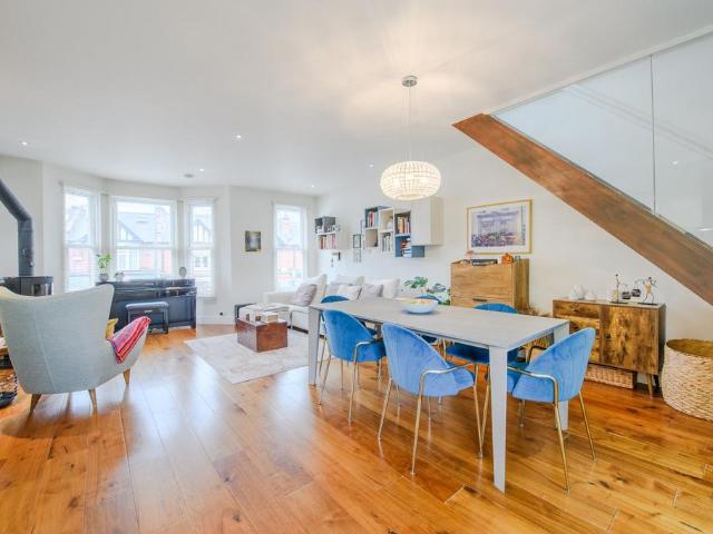 Upper Richmond Road West, East Sheen. 3 bed flat to rent £3,500 pcm £808 pw