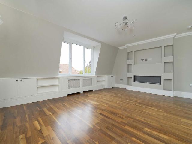 Upper Richmond Road West, East Sheen SW14, 2 bed flat to rent, £2,350 pcm | PrimeLocation