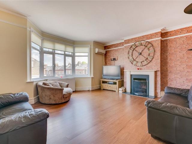 Upper Richmond Road West, East Sheen SW14, 3 bed flat to rent, £2,800 pcm | PrimeLocation