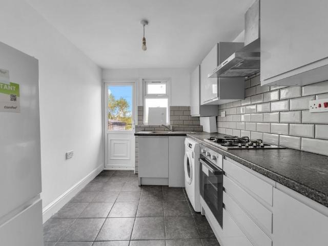 Upper Richmond Road West, London SW14 4 bed maisonette to rent £3,200 pcm £738 pw