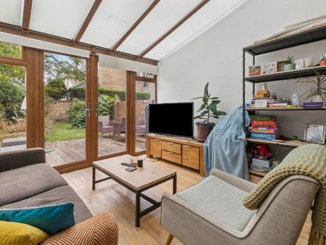 Upper Richmond Road, West Putney SW15, 2 bed flat to rent, £2,600 pcm | PrimeLocation
