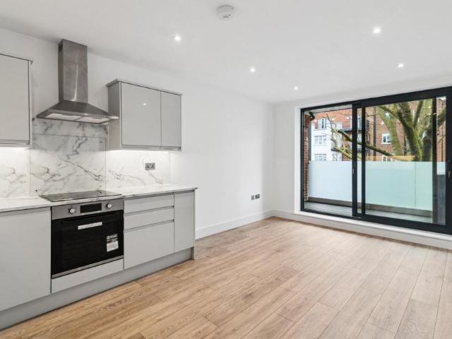 Upper Square, Isleworth, TW7 3 bed apartment to rent £2,400 pcm £554 pw