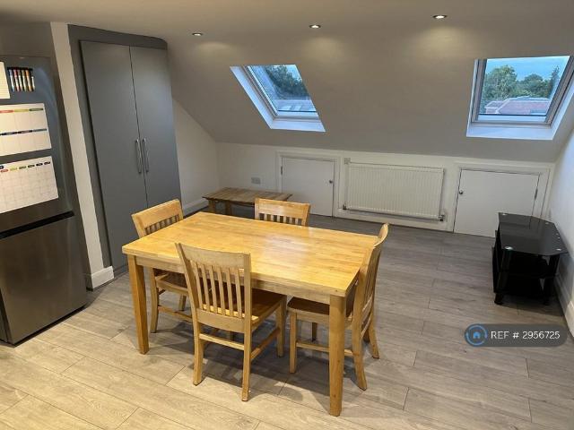Upper Sutton Lane, Hounslow, TW5 3 bed flat to rent £2,395 pcm £553 pw