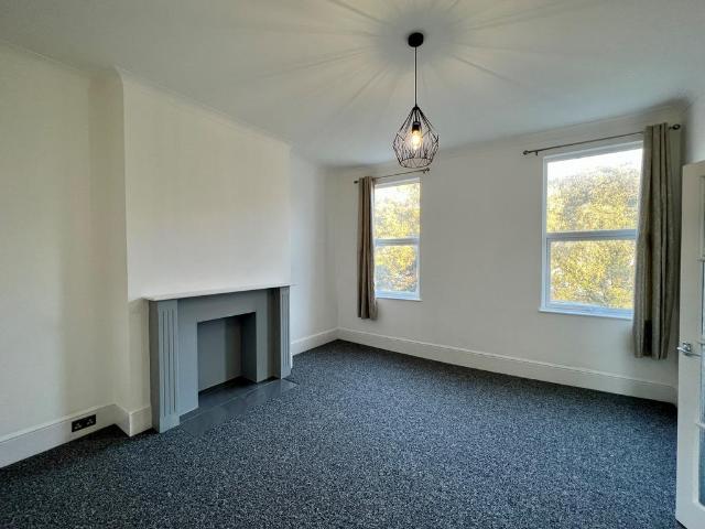 Upperton Gardens, Eastbourne, BN21 1 bed flat to rent £1,050 pcm £242 pw