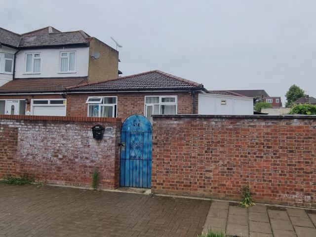 Uppingham Avenue, Stanmore HA7, 2 bed bungalow to rent, £1,750 pcm | PrimeLocation