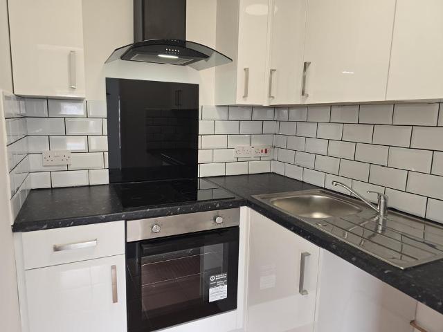 Uppingham Road, Leicester LE5 Studio to rent £675 pcm £156 pw