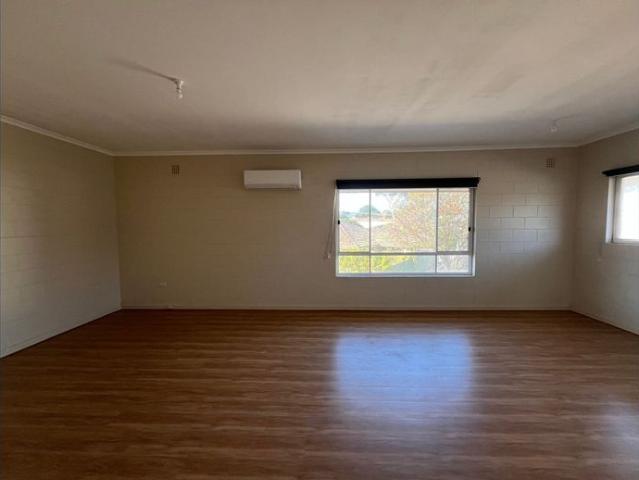 Upstairs 1 Bedroom Unit 10 Minutes from Adelaide CBD