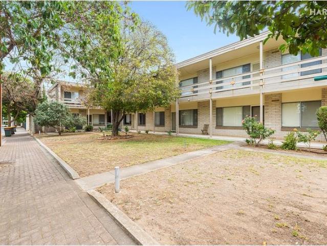 Upstairs 2 Bedroom Unit RC AC City Fringe Walk to The Parade