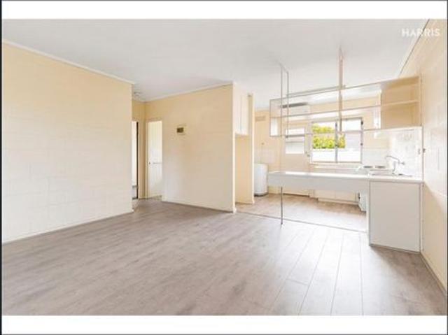 Upstairs 2 Bedroom Unit – RC AC – City Fringe – Walk to The Parade