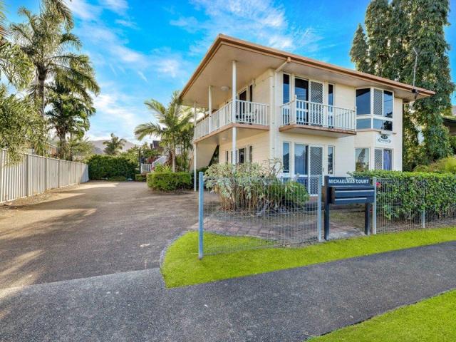 Upstairs Two Bedroom UnitÂ in a Well Kept Manoora Complex