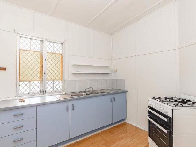 Upstairs unit close to the city!