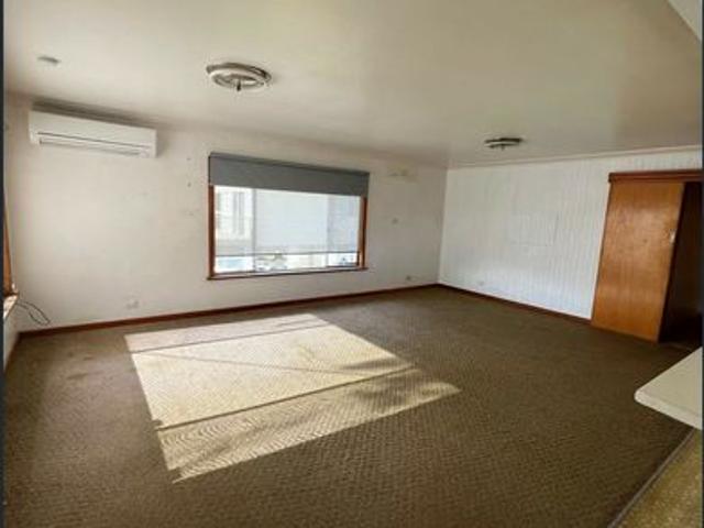 UPSTAIRS UNIT CLOSE TO WATER