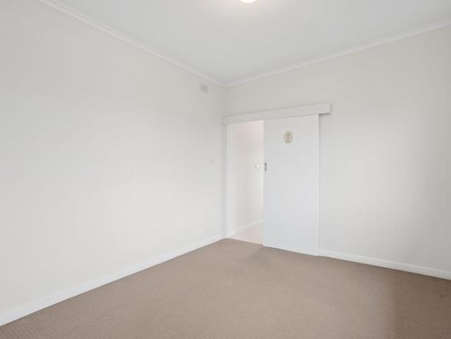 Upstairs apartment in the heart of Semaphore Road