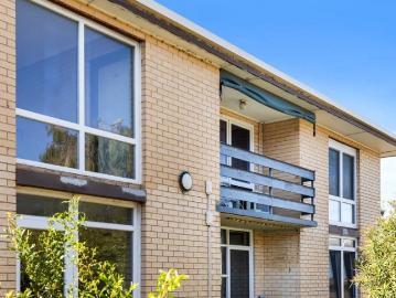 Upstairs Ease, Low Care Investment With Coveted Beach to CBD Links