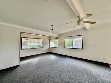 Upstairs Flat with Water Included!