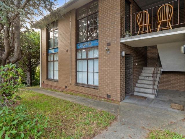 Upstairs Large 2 Bdrm ~ 1 Bath ~ Open Car Space Walk to Frankston Hospital or Monash Uni