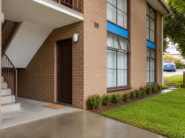 Upstairs Large 2 Bdrm ~ 1 Bath ~ Open Car Space Walk to Frankston Hospital or Monash Uni
