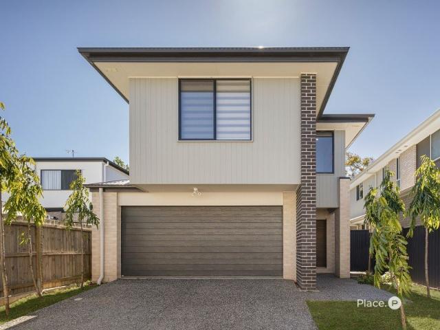 Upstairs Retreat, Downstairs Living Room for Everyone in Upper Mount Gravatt