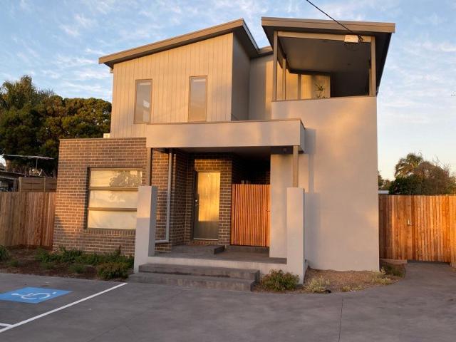 Upstairs Secure Light and Bright Studio Apartment with Private Ensuite and Onsite Laundry