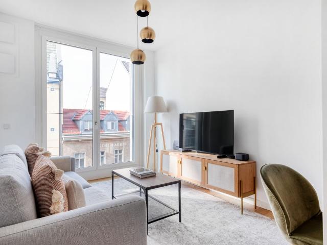 Upscale Mitte 1BR with Apple Store in building, Berlin Amsterdam Apartments for Rent