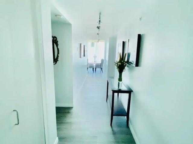 Upscale beautifully decorated 1 bedroom condo — 1 Bedroom+ Den Condo Unit