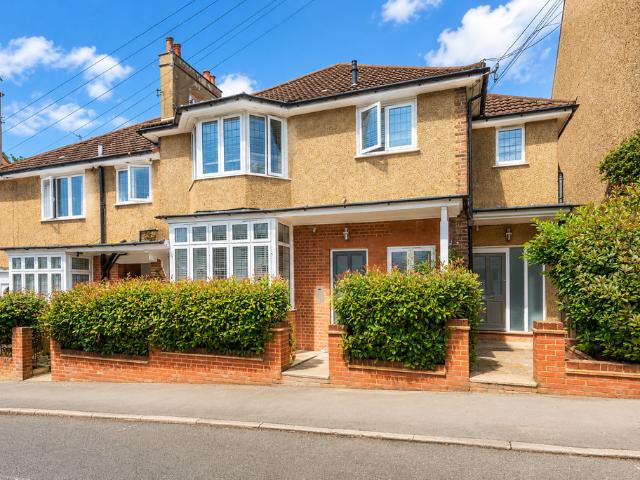 Upton Avenue, St Albans. 2 bed maisonette to rent £1,850 pcm £427 pw