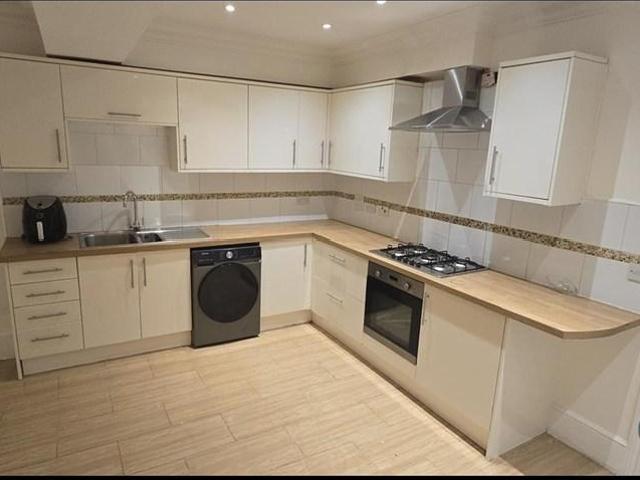 Upton Heights, London, E7 3 bed flat to rent £2,550 pcm £588 pw