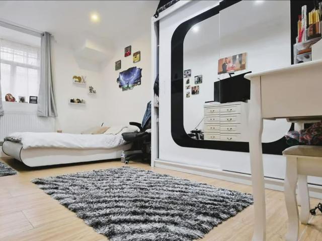 Upton Lane, London E7, 3 bed flat to rent, £2,600 pcm | PrimeLocation