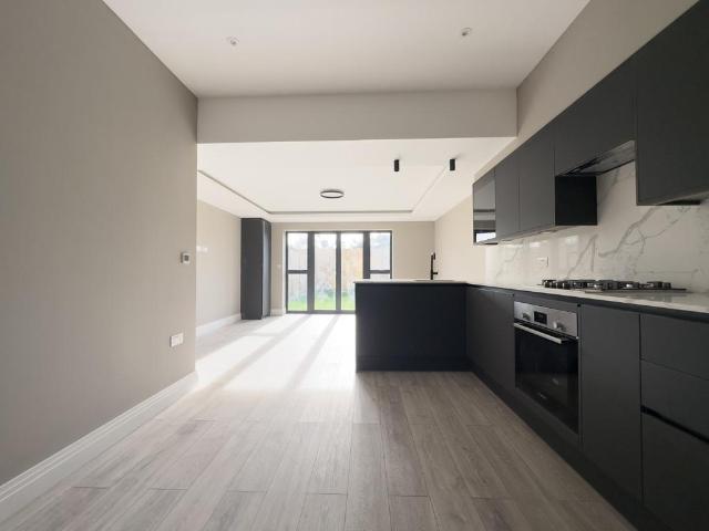Upton Road, Slough SL1 4 bed terraced house to rent £3,000 pcm £692 pw