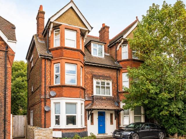 Upton Road Watford WD18 2 bed apartment to rent £1,800 pcm £415 pw